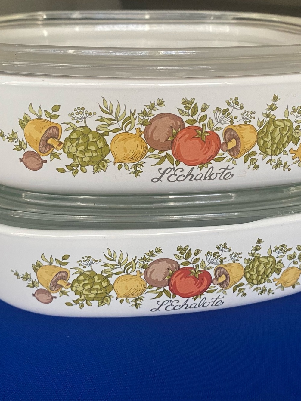 Lot of 2 Vintage CorningWare A-8-B 8x8×1.75
Spice of Life L'Echalote w/ Pyrex Li